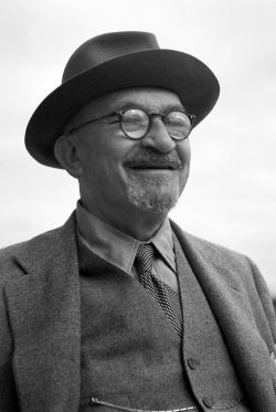 Flickr - Government Press Office (GPO) - President Chaim Weizmann (retouched).jpg