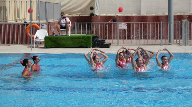 File:UK AWIS synchronised swimming.jpg
